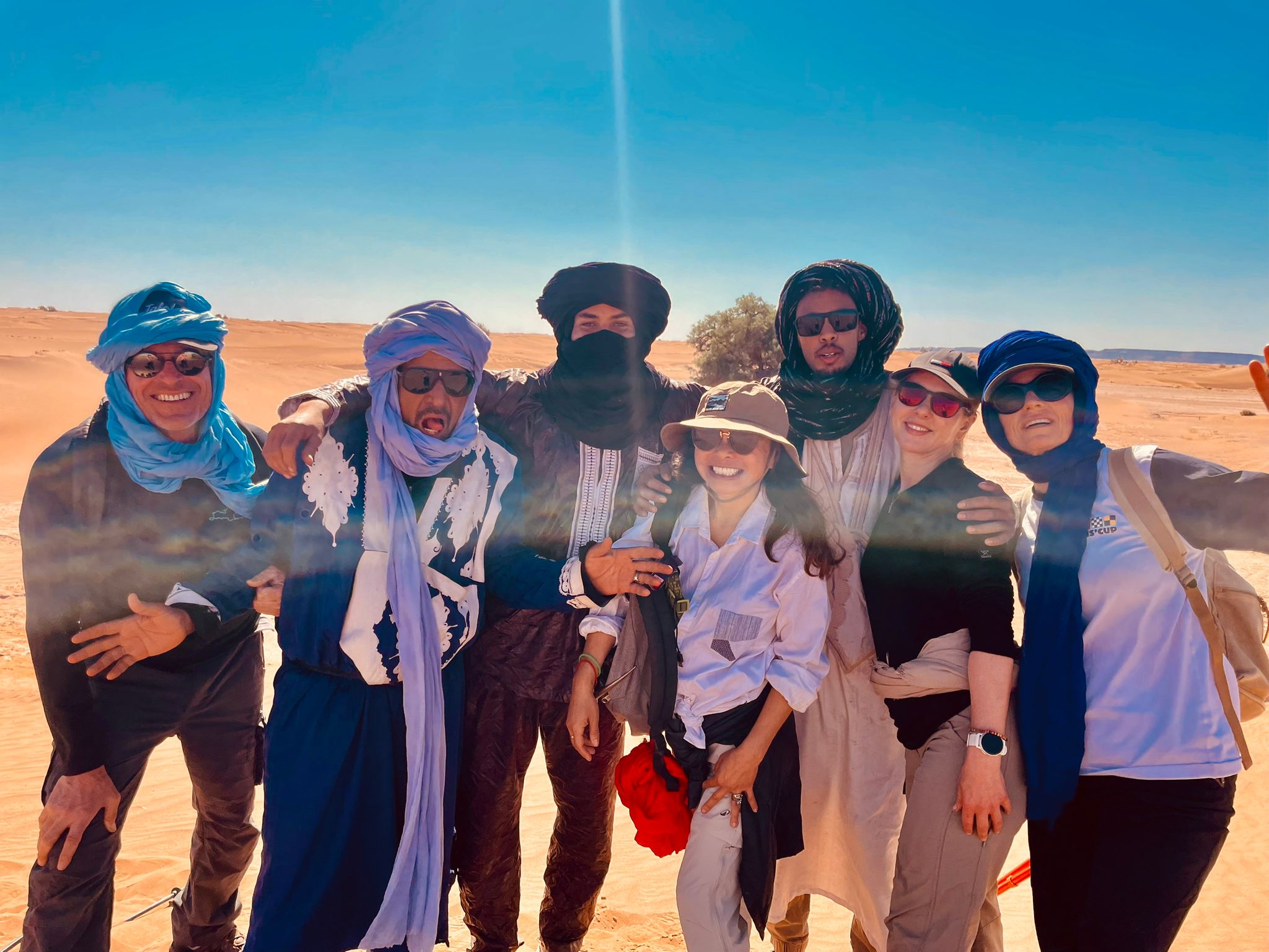 Groupe de voyageurs dans le désert